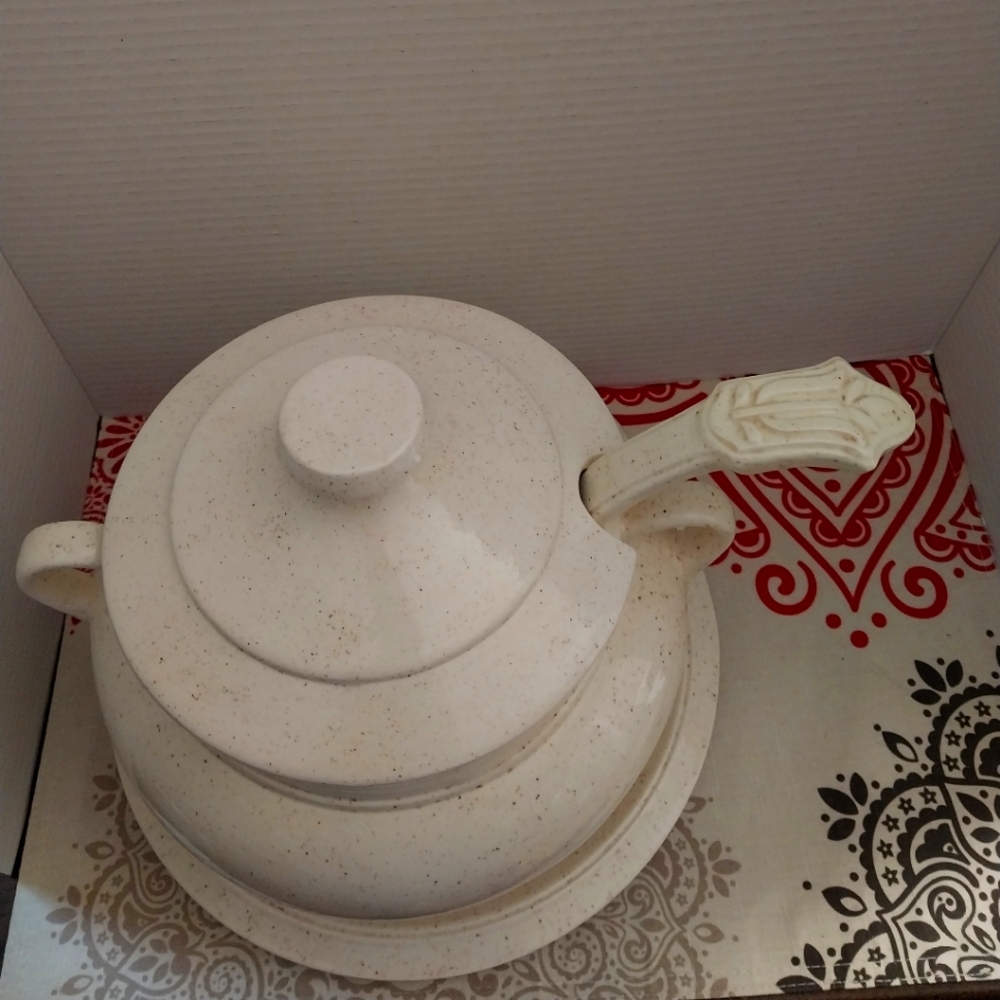 Cream color suop gravy bowl works for both in very good  condition.